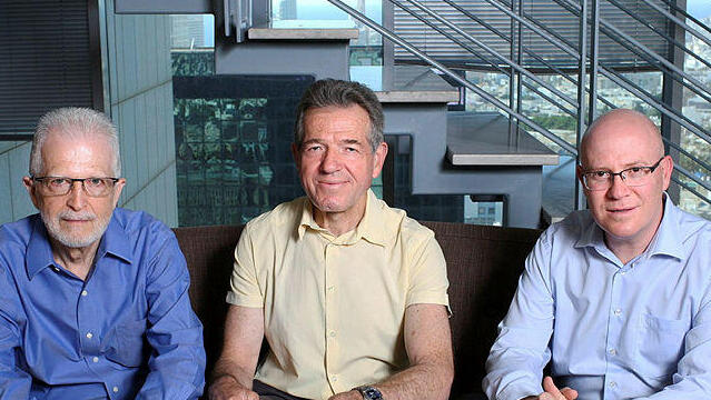 מימין איציק שנידובסקי מנכל חברת אנליסט ; שמואל לב מבעלי אנליסט ; אהוד שילוני מ בעלי אנליסט