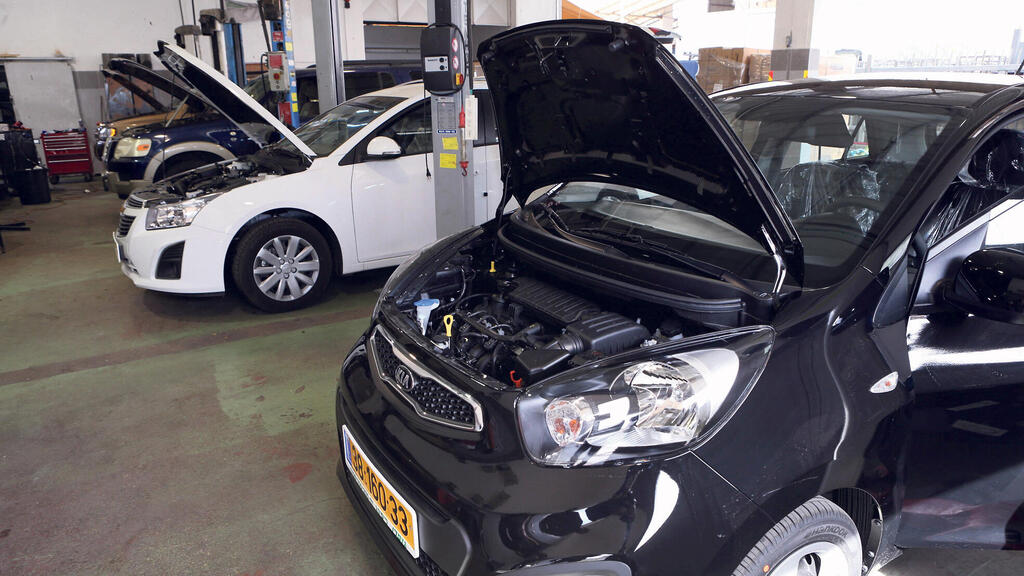 כלי רכב במוסך (צילום: נמרוד גליקמן) כלי רכב ב מוסך