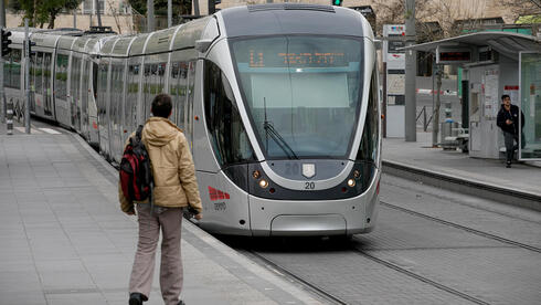 הרכבת הקלה בירושלים: ניידות משטרה עולות על המסילה וחונות לצידה - למרות ההתרעות