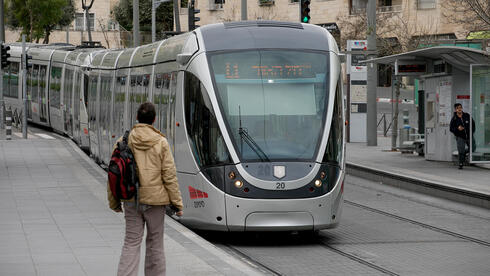 עוכב לחקירה מהנדס הרכבת הקלה בי-ם, באוצר ובתחבורה מאשימים: "המשטרה מנצלת את כוחה לרעה"