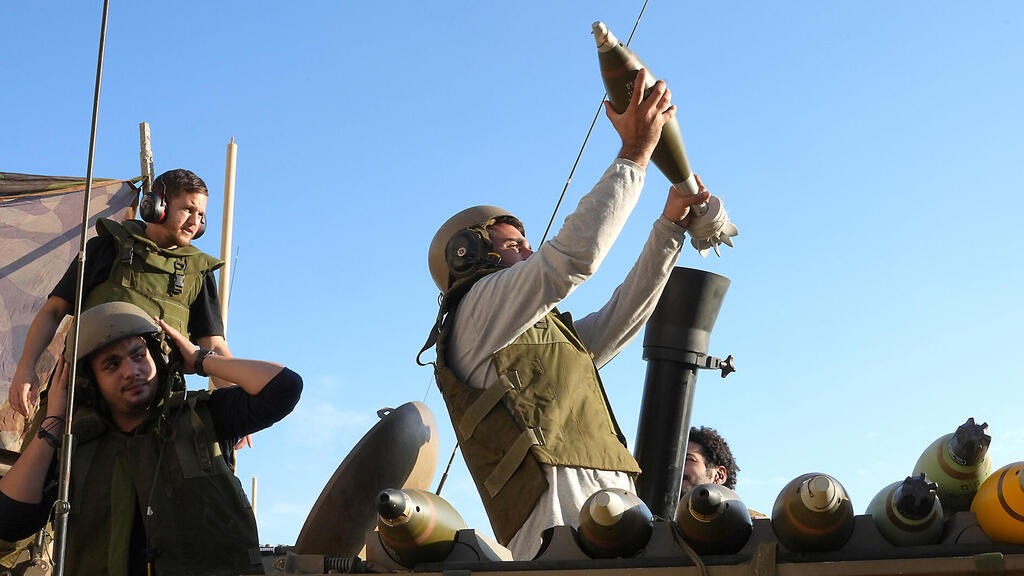 מילואימניקים. 70 מיליארד שקל למילואים בצווי 8 (צילום: אפי שריר) חיילי מילואים של הנחל מטעינים מרגמות 120 מ"מ לקראת ירי לעבר ה חיזבאללה