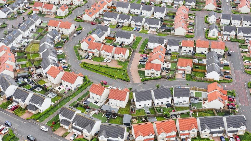 שכונת מגורים בבריטניה (צילום: richardjohnson/Shutterstock) שכונת מגורים בישופטון בריטניה מחירי בתים נדל"ן