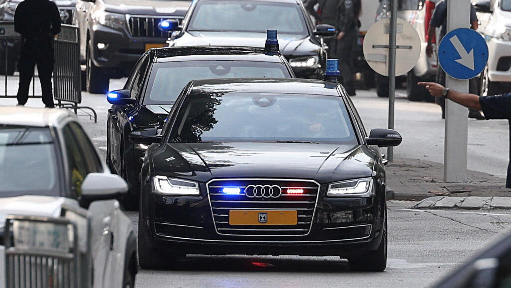 שיירת ראש הממשלה. מחיר כל אאודי A-8 ממוגנת מוערך ב־2-2.5 מיליון שקל (צילום: REUTERS/Stoyan Nenov) שיירת ראש הממשלה בדרכה לבית המשפט