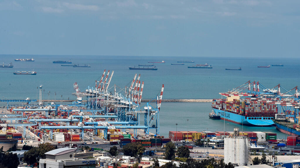 אוניות עם מכולות ב נמל חיפה 