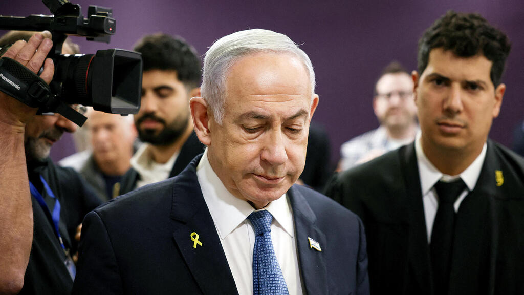 בנימין נתניהו בבית המשפט עם פרקליטו עמית חדד. לא תבע את הג’רוזלם פוסט ורשת ב’ (צילום: Stoyan Nenov / POOL / AFP) מימין עו"ד עמית חדד וראש הממשלה בנימין נתניהו אתמול ב בית המשפט