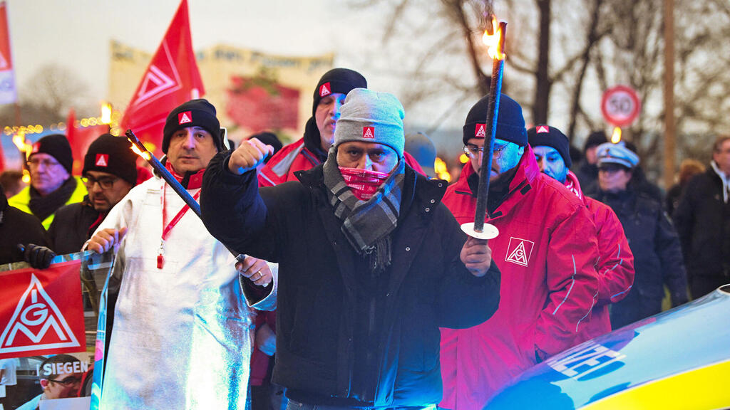 הפגנת עובדי טיסנקרופ נגד סגירה מתוכננת של המפעל