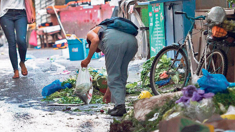 עוני הומלס זבל אשפה ב שוק הכרמל