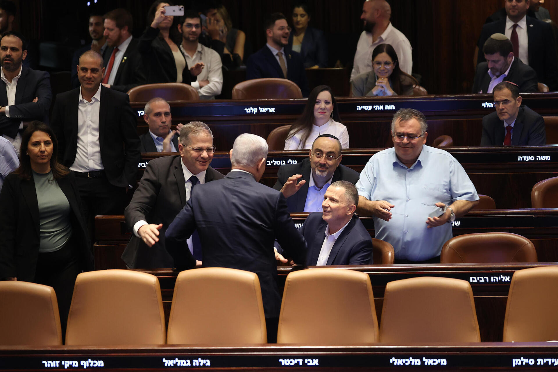 חברי ה קואליציה חוגגת ב מליאת הכנסת