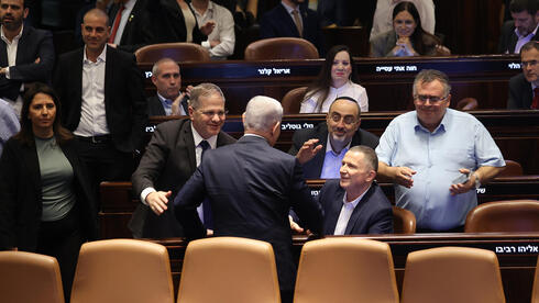 קואליציה מנותקת: ג'ובים לרבנים, הפיכה משטרית והשתמטות  