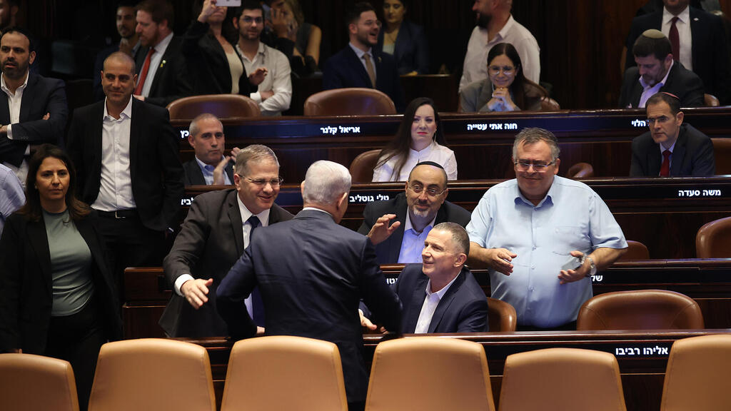 חברי ה קואליציה חוגגת ב מליאת הכנסת