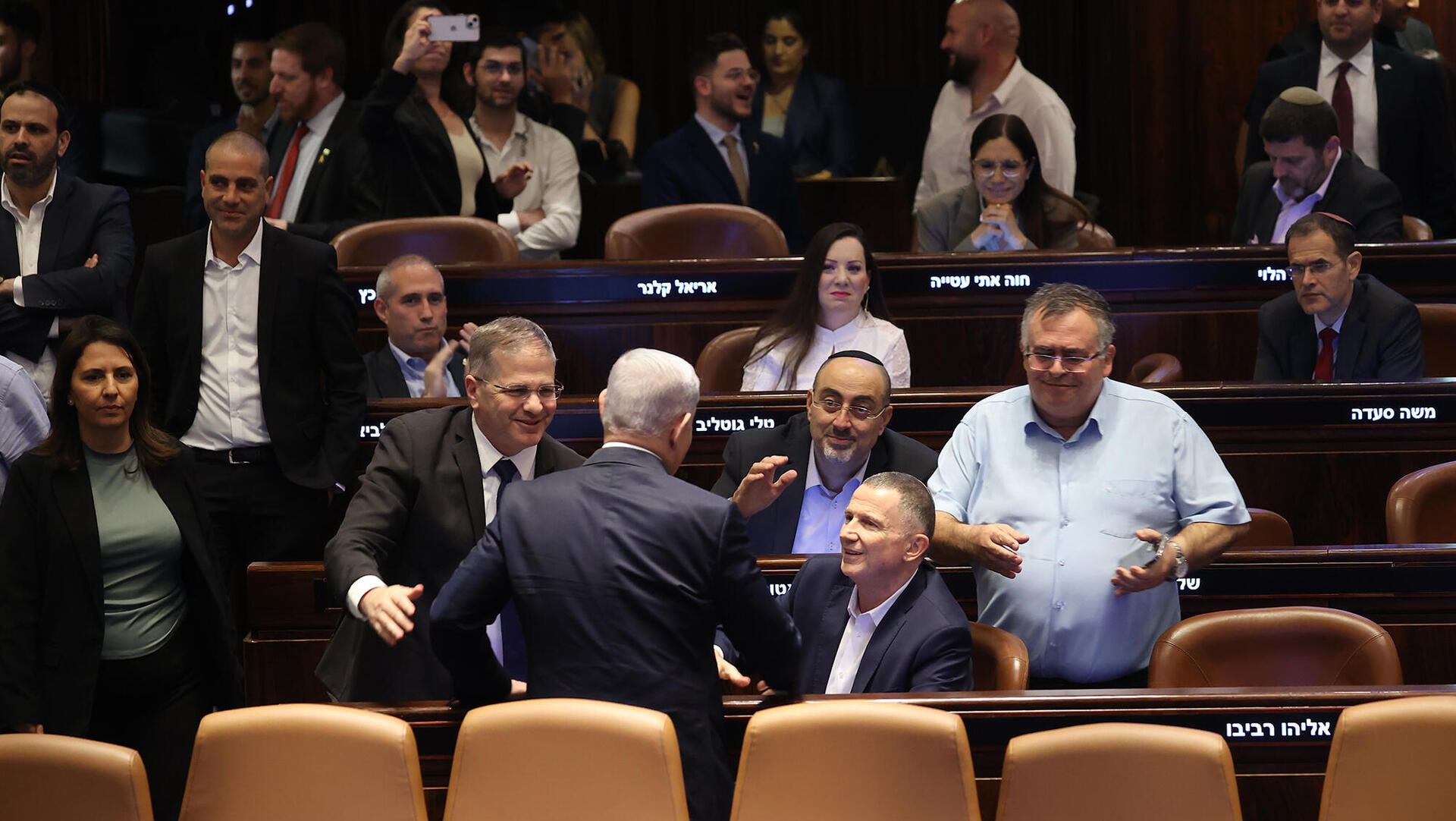 חברי ה קואליציה חוגגת ב מליאת הכנסת