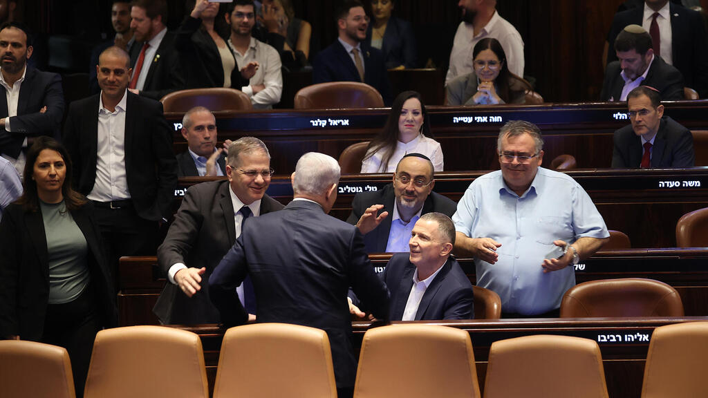 חברי ה קואליציה חוגגת ב מליאת הכנסת