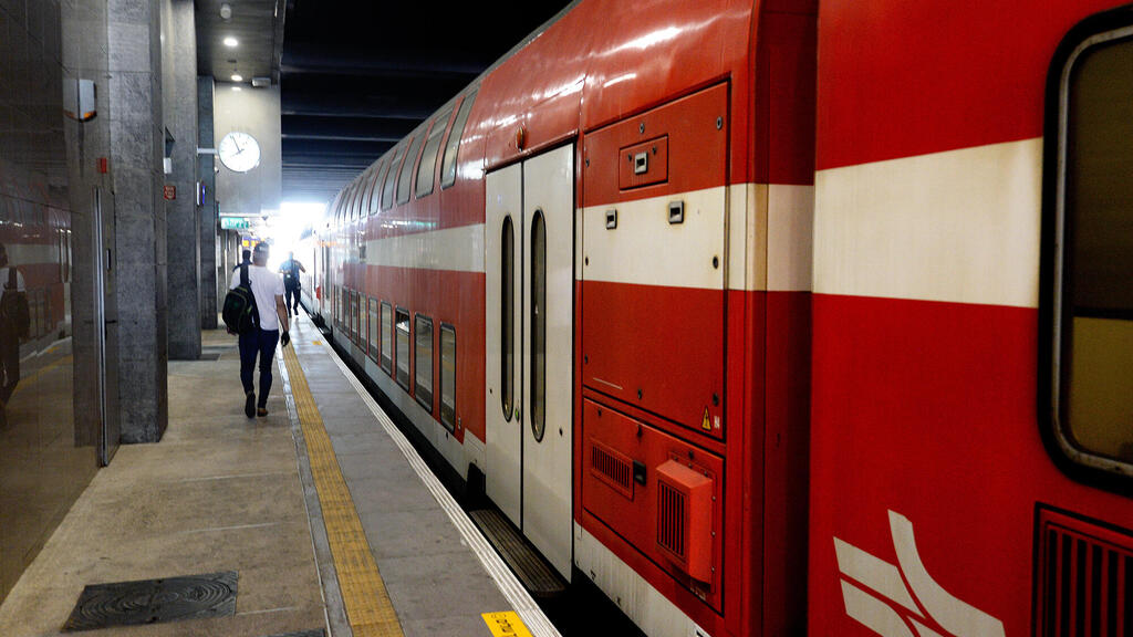 תחנת רכבת (צילום: קובי קואנקס) תחנת רכבת ישראל קוממיות בת ים