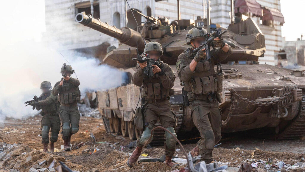 כוחות חי"ר. באגף תקציבים סבורים כי גם עכשיו אפשר להסתדר בלי לפתוח תקציב (צילום: דובר צה"ל) כוחות חיר ו שיריון טנק טנקים ב לחימה ב מרחב רפיח עזה