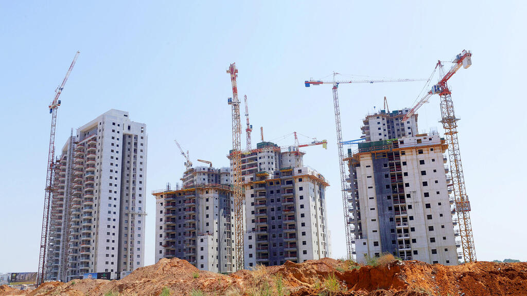 פרויקט בבנייה. קיצור בירוקרטיה מיותרת? (צילום: עמית שעל) בניינים אתר בנייה ב עיר רמלה