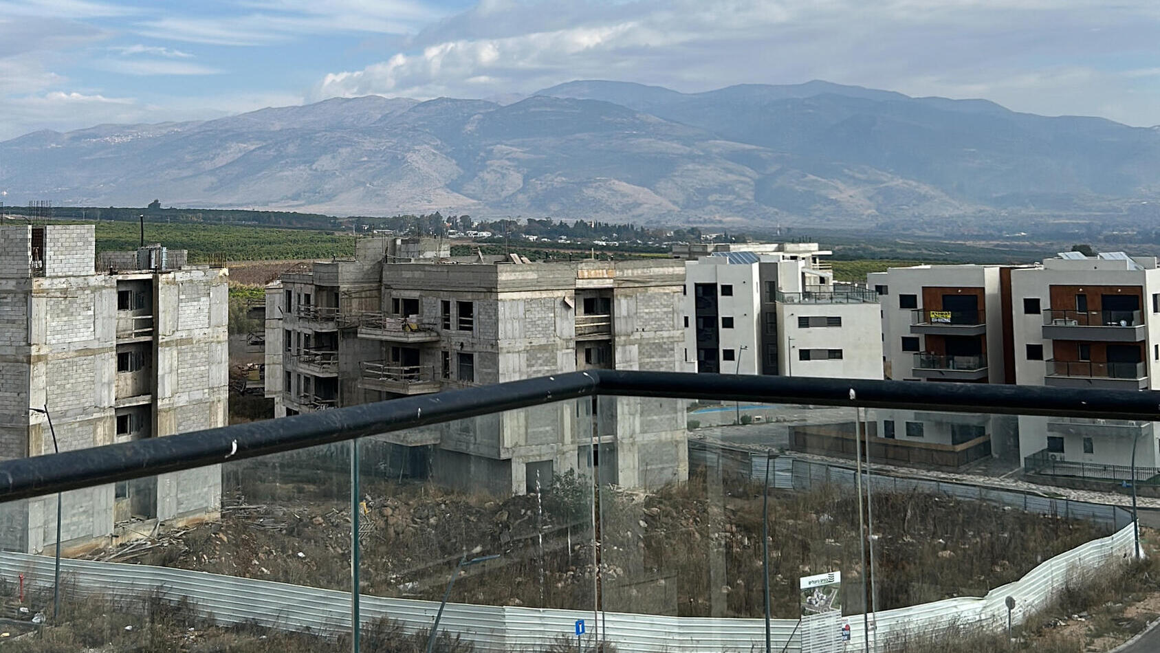 שכונת יובלים בקריית שמונה, השבוע. התושבים עדיין לא חזרו, אבל אפשר לשמוע רעשים ראשונים של פועלים שחזרו לעבוד