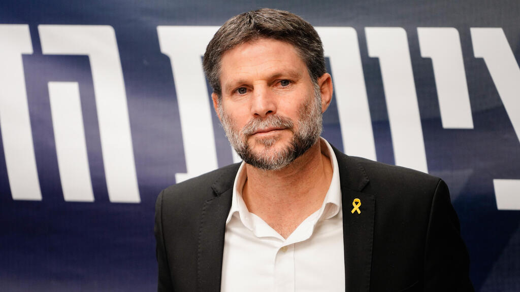 שר האוצר בצלאל סמוטריץ'. מסרים סותרים: הדגיש שלא יהיו העלאות מסים ולצד זאת הודיע על הקפאת מדרגות המס ונקודות הזיכוי (צילום: שלו שלום) שר האוצר בצלאל סמוטריץ' ישיבת סיעה 23.12.24