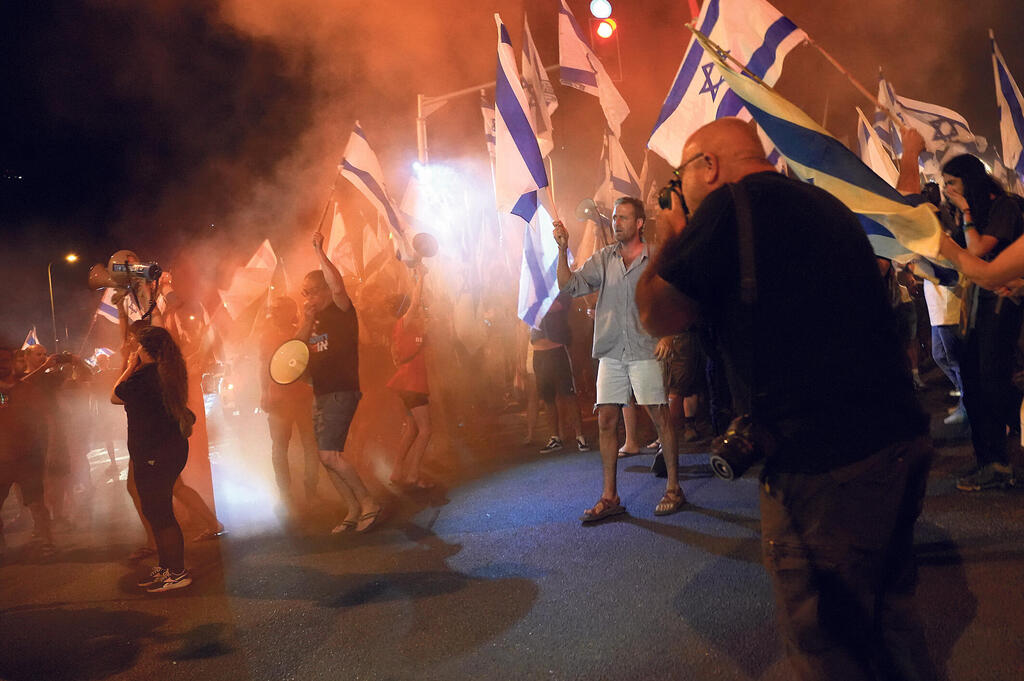 מגזין מנהלים הפגנה נגד ההפיכה המשטרית