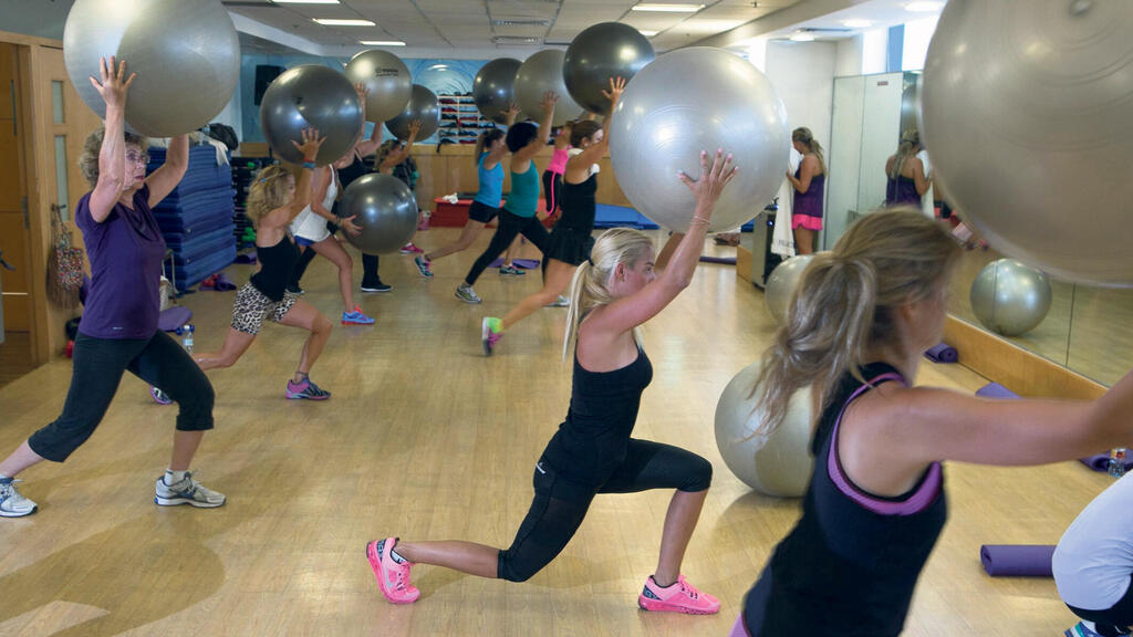 מגזין מנהלים מתאמנות במועדון כושר של הולמס פלייס