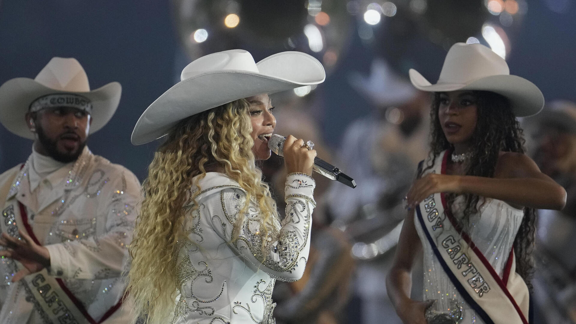 ביונסה עם הבת שלה בלו אייבי בהופעה ב NFL 25.12.24