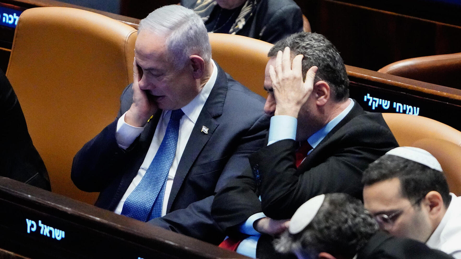 מימין ישראל כץ שר ה ביטחון בנימין נתניהו ראש ה ממשלה ב מליאת ה כנסת