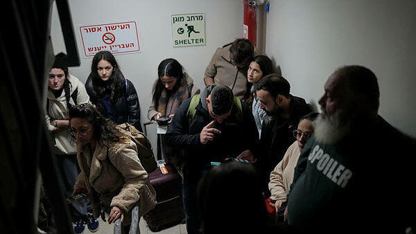 אזרחים תופסים מחסה ב נתב"ל לאחר ירי טיל מתימן