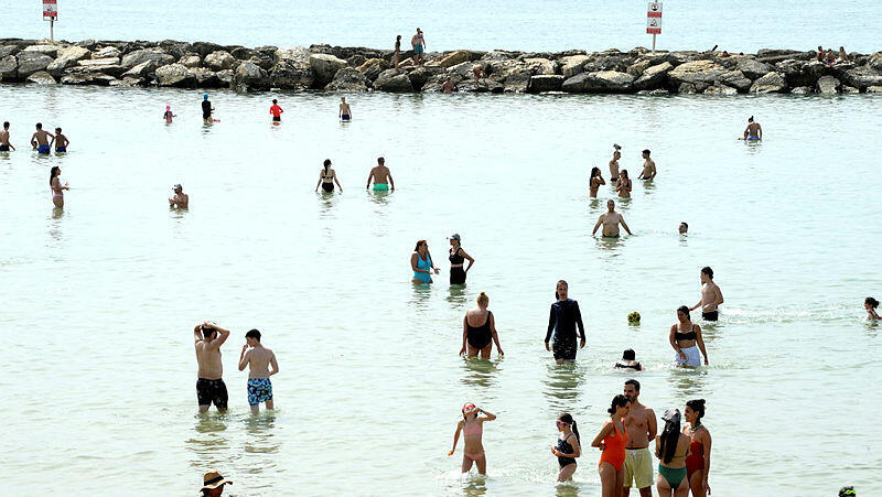 חמסין באמצע אפריל. חוף הים של ת"א (צילום: קובי קואנקס) חוף הים ים ב תל אביב אפריל 2024 בזמן חמסין משבר האקלים התחממות גלובלית