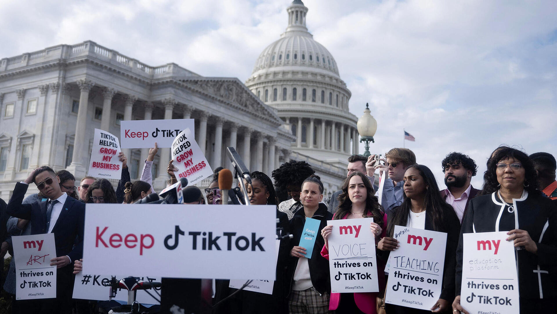 הפגנה בוושינגטון נגד החוק שיכפה על הבעלים הסיניים למכור את טיקטוק TikTok