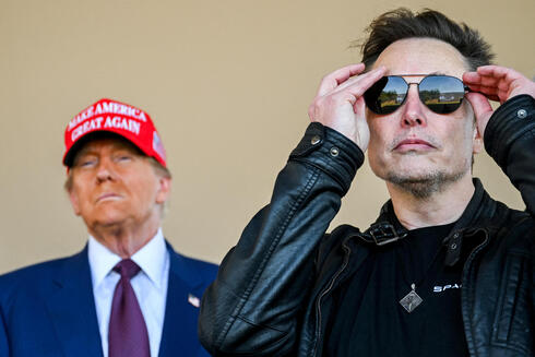 Musk and Trump watch SpaceX spacecraft launch 