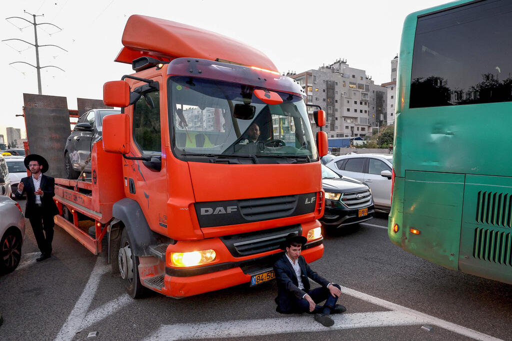 הפגנה של חרדים נגד גיוס לצה"ל. הסנקציות שמוסכמות על אדלשטיין הן בלוף (צילום: JACK GUEZ / AFP) הפגנה של חרדים נגד גיוס לצה"ל 2 גיוס חרדים בכביש 4 ינואר 2025