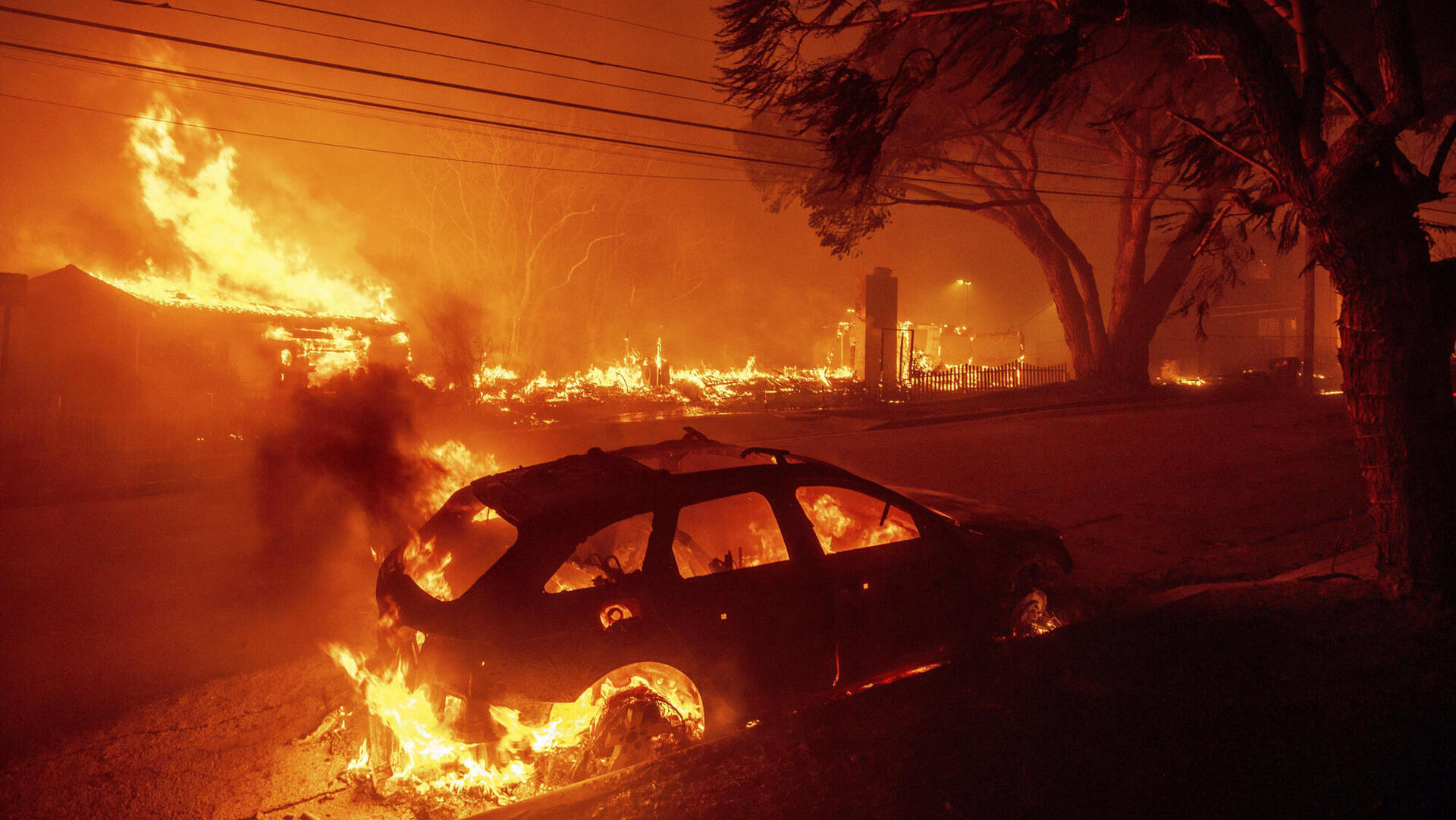 שכונת פסיפיק פלסיידס עולה באש לוס אנג'לס