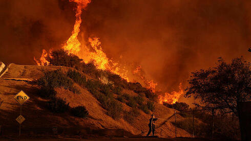 צילום: AP Photo/Jae C. Hong המחיר של שינויי האקלים: הפסדי הביטוח העולמיים מאסונות טבע ב-2025 - 107 מיליארד דולר