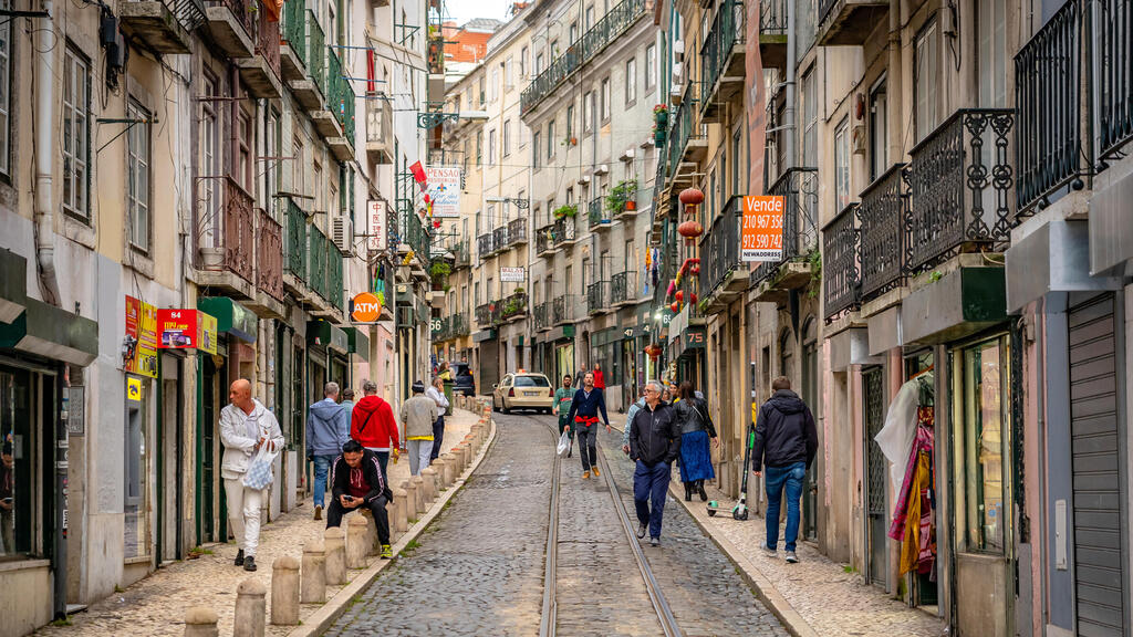 רחוב בליסבון, פורטוגל. לא יקרה מדי (צילום: Shutterstock/ Alex Cimbal) רחוב ב ליסבון פורטוגל