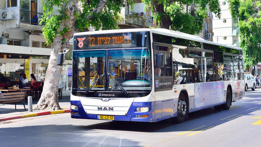 אוטובוס. משרד התחבורה והאוצר ידרשו למצוא מקור תקציבי חלופי לדחיית ההתייקרות (צילום: Stanislav Samoylik / Shutterstock) אוטובוס של חברת דן תחבורה ציבורית