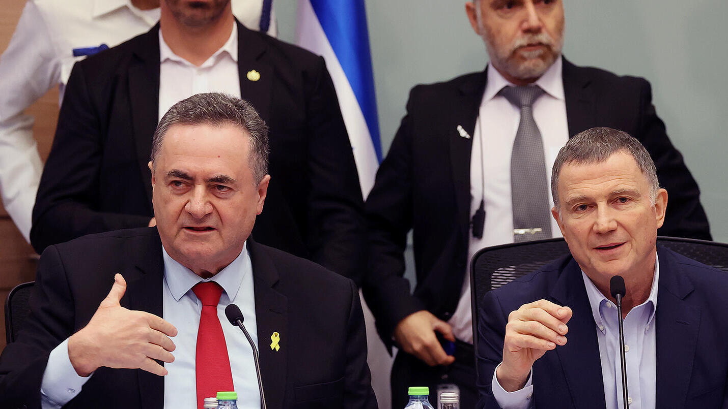 מימין יו"ר הוועדה ח"כ יולי אדלשטיין ושר הבטחון ישראל כץ שמציג את טיוטת חוק הגיוס ב ועדת חוץ ובטחון