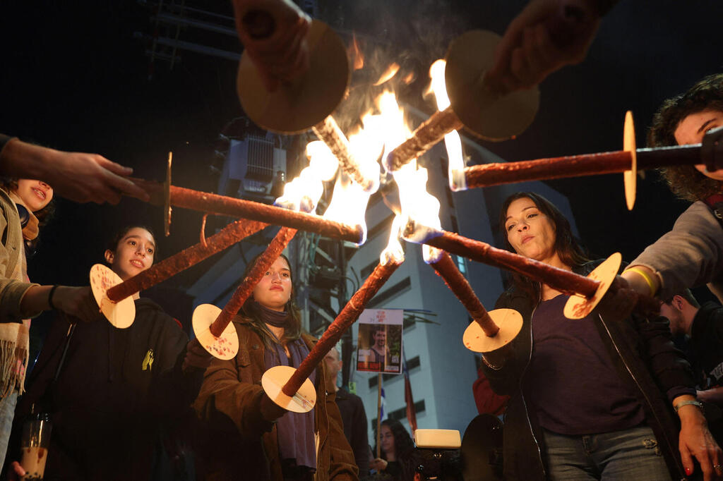 קרובי משפחה וחברים של אנשים שנהרגו ונחטפו על ידי חמאס ונלקחו לעזה מגיבים להודעת הפסקת האש כשהם לוקחים חלק בהפגנה ב תל אביב ישראל יום רביעי 15 בינואר 2025