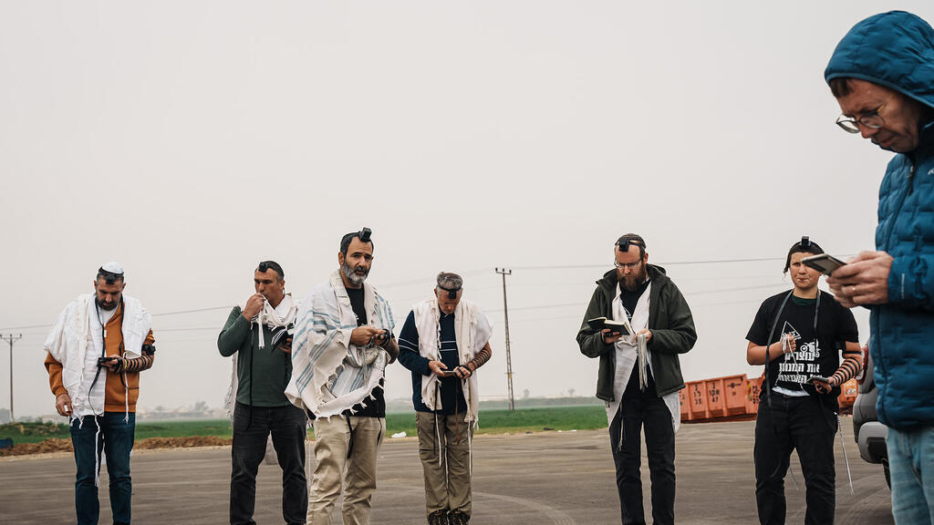 מתנחלים מתפללים פרצו דרך מחסום ארז עזה פונו ע"י הצבא