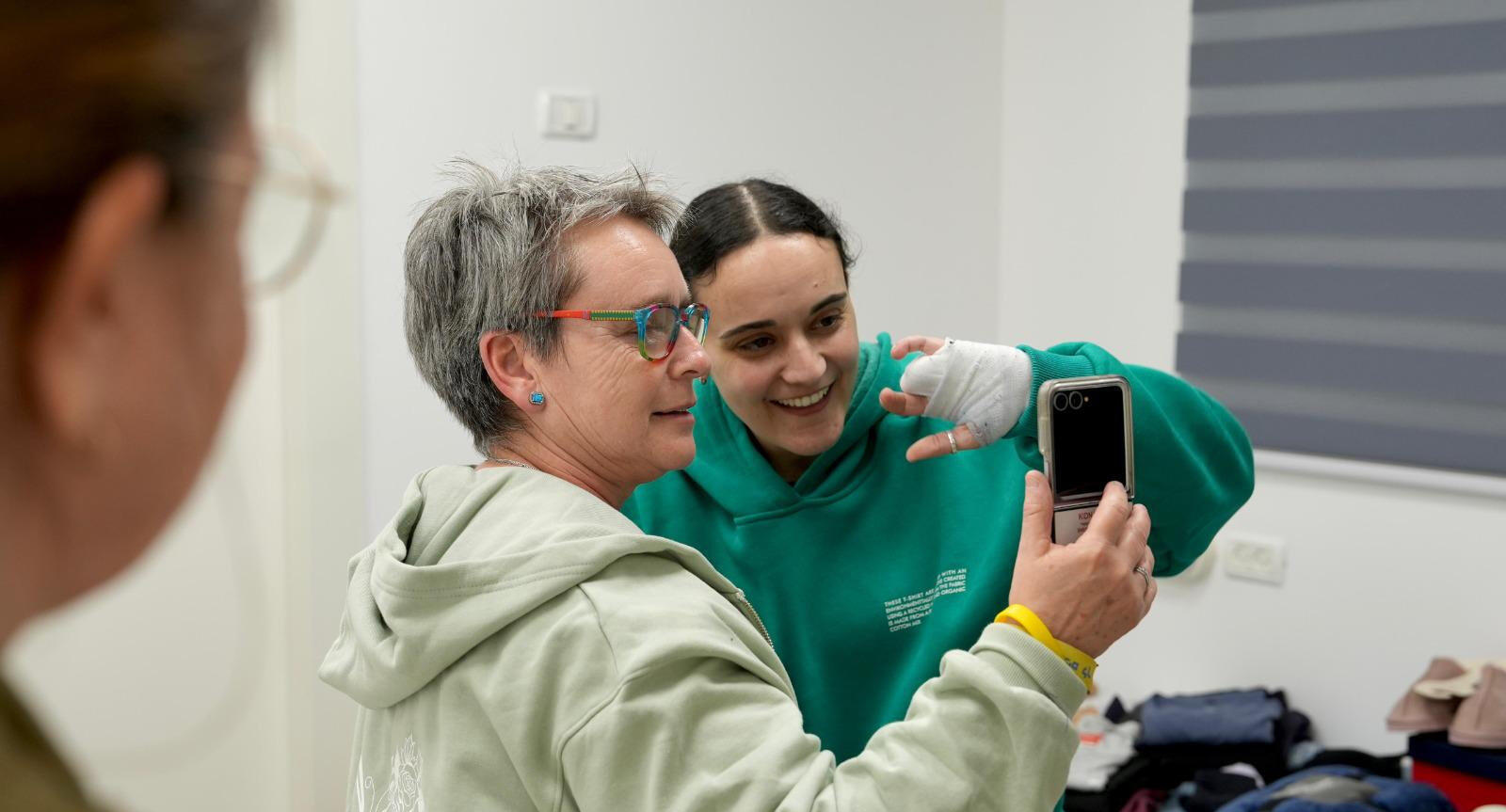 רגע מפגש של אימהות החטופות ששבו עם החטופות אמילי דמארי ואמא שלה