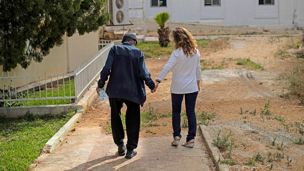 קשיש סיעודי עם מטפל (צילום: AP/Hassan Ammar) קשישים קשיש סיעודי סיעוד