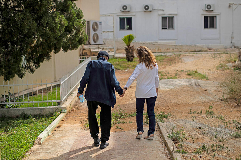 קשיש סיעודי עם מטפלת. סביר שבמשרד האוצר לא יקדמו שום רפורמה משמעותית, עד למשבר הבא (צילום: AP/Hassan Ammar) קשישים קשיש סיעודי סיעוד