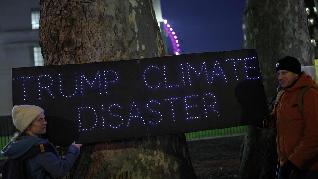 פעילי אקלים בלונדון מוחים נגד דונלד טראמפ (צילום: REUTERS/Isabel Infantes) פעילי אקלים ב לונדון מוחים נגד דונלד טראמפ 20.1.25