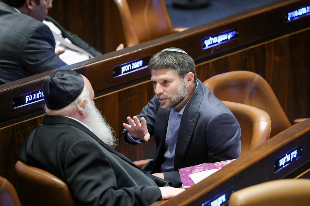 דוד בן־גוריון והרב יהודה לייב פישמן מימון חותמים על מגילת העצמאות, מאי 1948 ; בצלאל סמוטריץ' ויצחק גולדקנופף בכנסת, דצמבר 2022 . "הקנאים לא ציונים ולא מתביישים בזה. סמוטריץ' היה חותם על מגילת העצמאות?"