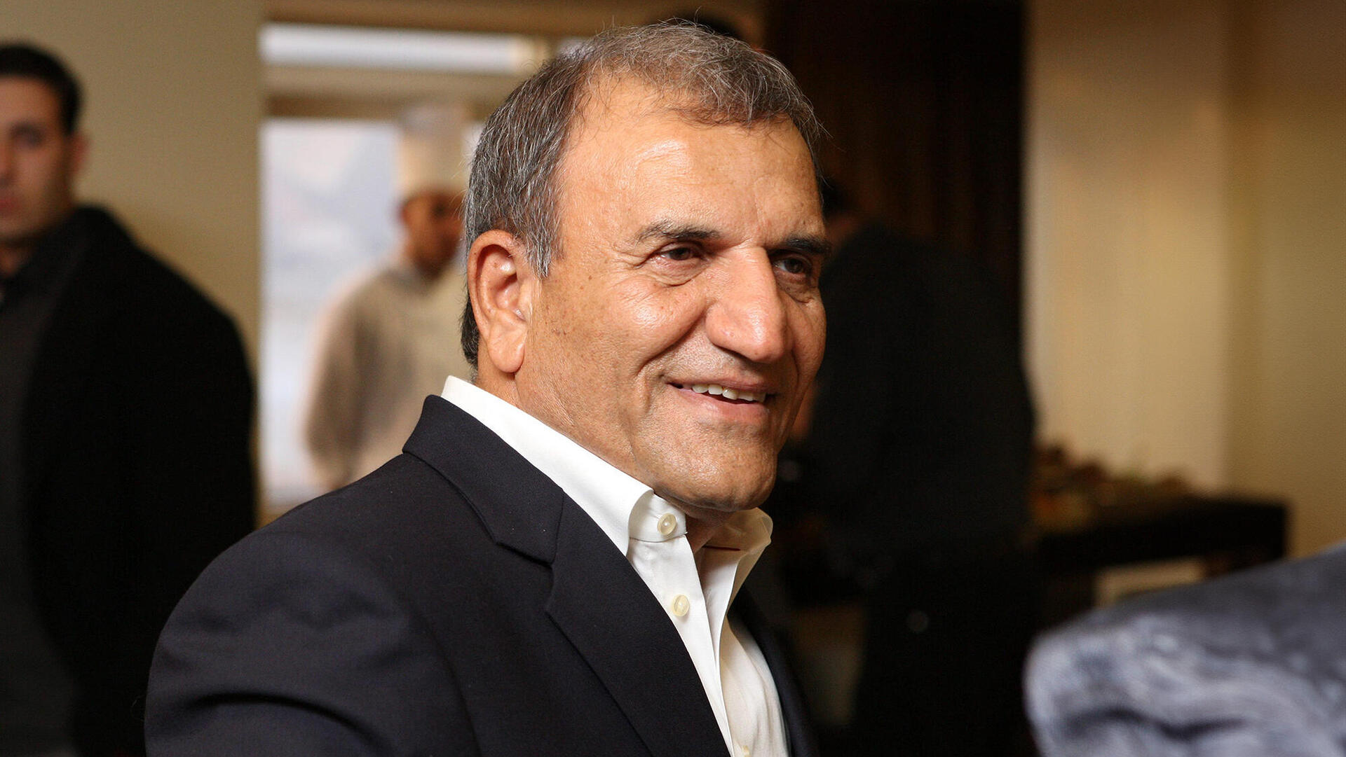 צדיק בינו יור חברת פז ו בעלים של הבנק הבינלאומי