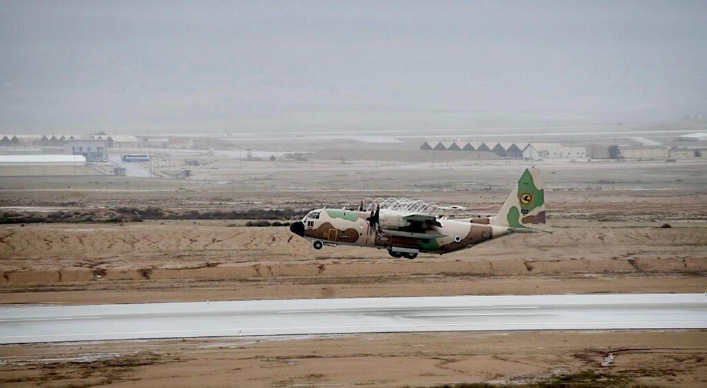 מנחת בסיס נבטים. נתניהו ביקש לבחון את ההיבטים הביטחוניים (צילום: דובר צה"ל ) מנחת בסיס נבטים