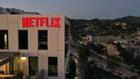צילוםף Robyn Beck/AFP מה יהיה הקייס של נטפליקס? הנימוקים לפיהם רכישת וורנר-ברדרס לא פוגעת בתחרות
