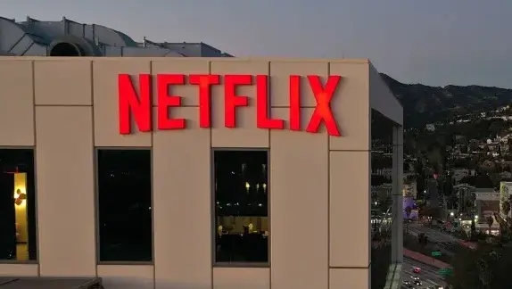 צילוםף Robyn Beck/AFP ירידות בחוזים, עליות בנפט, נטפליקס מזנקת ב-7.5% בטרום, פרמאונט עולה ב-6.5%