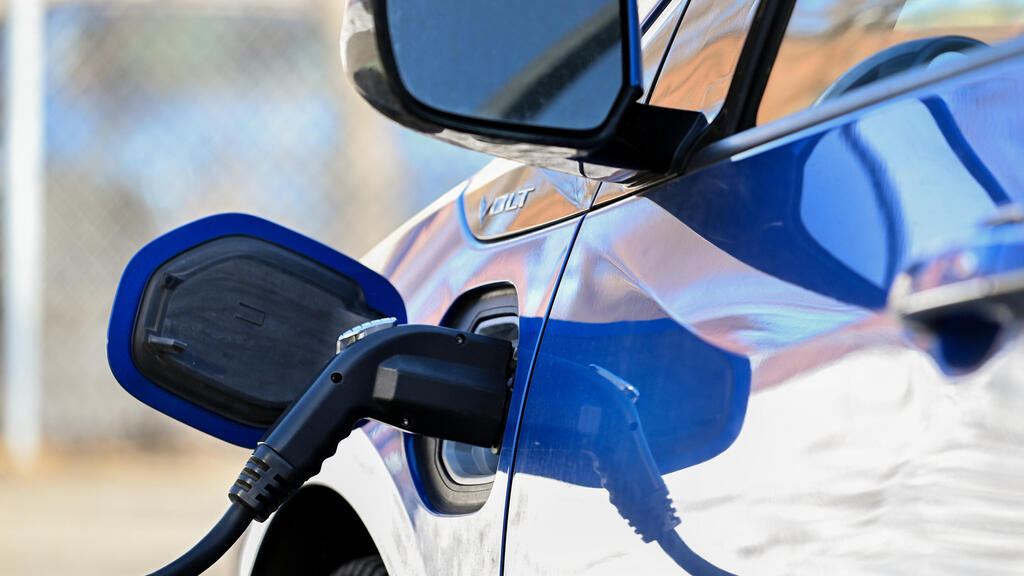 טעינת רכב חשמלי (צילום: Graham Hughes/Bloomberg) רכב חשמלי נטען ב קנדה 22.12.23 טעינה טעינת רכב חשמלי