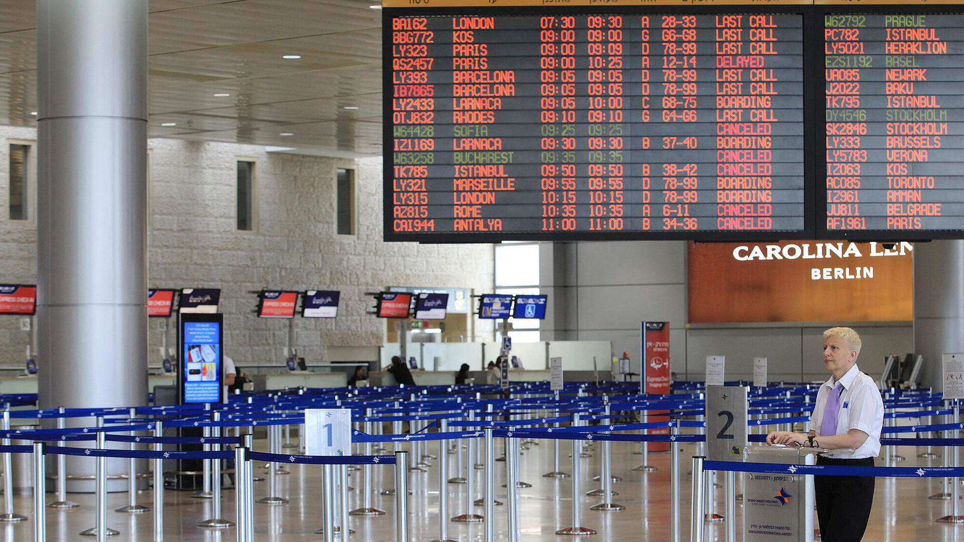 לוח טיסות מבוטלותב טרמינל 3 ב נתב"ג נמל התעופה בן גוריון