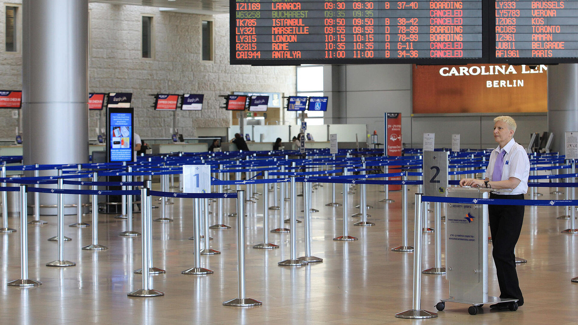 לוח טיסות מבוטלותב טרמינל 3 ב נתב"ג נמל התעופה בן גוריון