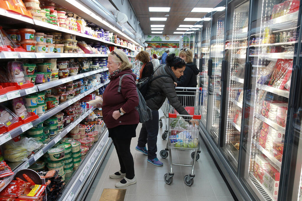 סופרמרקט קניות רשת מזון סניף של רמי לוי בשכונה הרצליה